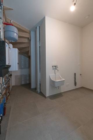 Aan de Kuringersteenweg met huisnummer 43 vinden we deze pas gebouwde moderne stadswoning met een totale bewoonbare oppervlakte van 208,64m2 op...