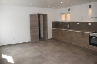 Gerenoveerde woning, rustig gelegen in het charmante Hingene, op wandelafstand van het park d'Ursel. Indeling als volgt; gelijkvloers met inkomhal...