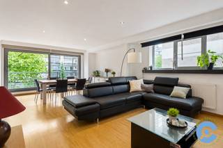 Dit instapklare drie slaapkamer appartement (120m2) is centraal gelegen op de Dascottelei te Deurne, in de onmiddellijke omgeving van...