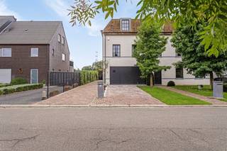 <p><span>Een unieke nog nooit geziene duplex met een adembenemend uitzicht op het Albertkanaal</span><span>!<br /><br /></span></p><p><span>Gelegen in een serene buurt, nabij de kerk van Massenhoven en op 5 min van het bruisende centrum van Zandhoven, bevindt zich dit uitzonderlijk vastgoed. <br />Dit heeft nog geen naam! Een waar juweel, compleet met een garage, carport en een uitgestrekte kelderverdieping, klaar om al je creatieve impulsen tot leven te brengen. <br />Maar laten we bij het begin beginnen!</span></p><p><span> </span></p><p><span>Gelijkvloers:</span></p><p><span>Bij aankomst kun je je voertuig parkeren in de garage met een geautomatiseerde poort, of in de carport aan de achterzijde. <br />De inkomdeur is langs de zijkant. <br />Vanuit de garage kom je in de inkomhal en die leidt je met de lift en/of trap naar de eerste verdieping.</span></p><p><span> </span></p><p><span>Verdieping:</span></p><p><span>Op de eerste verdieping bevindt zich een gastentoilet en een ruime op maat gemaakte vestiairekast in eikenhout. </span></p><p><span>Een smeedijzeren deur leidt naar het hart van deze woning, de fantastische leefkeuken (ca 36m²) op natuurstenen vloer waar je uren in kan kokkerellen en gezellig keuvelen. <br />De eikenhouten keuken is voorzien van alle confort, een dubbele spoelbak, inductiekookplaat, vaatwasser en veel opbergruimte, met aansluitend een handige bijkeuken (ca 10m²) met een combi-oven, stoom/oven, extra spoelbak, koelkast/diepvries en nog meer bergruimte. <br />Vanuit de keuken stap je het overdekte terras op, met warmtebrander voor de koudere dagen, en met een prachtig uitzicht op het kanaal! <br />Heerlijk om hier ’s morgens je koffietje te drinken. <br /><br />Aan de </span><span>voorzijde van het pand bevindt zich een bijzonder knusse woonkamer van wel 42m², verdeeld in een televisiehoek met een gashaard en een kantoorruimte, die toegang biedt tot de hal via een prachtige smeedijzeren deur.</span><span><br />Aan de kanaalzijde is er nog een zithoek met uitzicht op de voorbij varende boten en met een ingebouwde dranken kast (circa 27m²). <br />Hier vind je ook een trap naar de tweede verdieping, maar als je de voorkeur geeft aan de lift, is dat ook mogelijk, dan loop je even de hoek om.</span></p><p><span> </span></p><p><span>Tweede verdiep: <br /></span><span>Op de tweede verdieping bevinden zich de slaapvertrekken. <br />De unieke hoofdslaapkamer (ca 21m²) biedt toegang tot een open zonneterras met luifel van maar liefst 24m², met een prachtig panoramisch uitzicht op het kanaal en de omgeving. <br />De master heeft een eigen badkamer met een ruime douche, een verzonken bad en een wastafel (ca 11m²), een giga dressing (ca 18m²) en een grote wasruimte (ca 14m²) met een spoelbak, ingebouwde kasten en aansluitingen voor een wasmachine en droger. Vanuit de wasruimte heb je ook toegang tot het terras. <br />Daarnaast zijn er nog twee slaapkamers van respectievelijk 18m² en 22m², beide voorzien van parketvloeren, waarbij de achterste kamer ook toegang heeft tot het terras. <br />In de nachthal is er nog een gastentoilet en ingebouwde kasten.</span><span><br /><br /></span></p><p><span>Kelderverdieping:</span></p><p><span>Een extra troef van deze woning is de kelderverdieping, waar al je stoutste dromen werkelijkheid kunnen worden. Of je nu wilt knutselen, pottenbakken, fitnessen, een mancave wilt creëren, of een speelruimte wilt inrichten, hier kan het allemaal. <br />De wijnkelder is alvast voorzien.</span><span><br /><br /></span></p><p><span>Terrassen:</span></p><p><span>De woning beschikt over twee ruime terrassen van 24m², één bij de keuken en één bovenaan bij de twee slaapkamers. <br />De volledig aangelegde voortuin met oprit en achterom naar de carport met berging biedt een uitnodigende entree. <br />Een poort achteraan geeft directe toegang tot het kanaal, ideaal voor ontspannen wandelingen.</span></p><p><span>Bijzonderheden:<br />- Rustig in een rustige omgeving <br />- Instapklaar en luxueus afgewerkt <br />- 364m² bewoonbare opp + garage + carport + kelder van 182m²<br />- Laag energieverbruik (Lage EPC-waarde)!<br />- Automatische sunscreens aan kanaalkant <br />- Overal voorzien van vliegenramen <br />- Vloerverwarming in alle ruimtes<br />- Airconditioning in alle vertrekken.</span></p><p><span>Wil je meer van deze prachtige woning zien? Bekijk onze 360° tour: <span>https://360.zibber.eu/share/collection/7c5By?logo=0&info=0&fs=1&vr=1&sd=1&initload=0&thumbs=1</span></span><span><br />Voor bouwplannen kan je contact opnemen met ons kantoor. </span></p><p><span>Informatieplicht: Vergunning uitgereikt – woongebied – geen rechtelijke herstelmaatregel of bestuurlijke maatregel opgelegd – geen voorkooprecht – verkavelingsvergunning – klim aanwezig – niet overstromingsgevoelig P-score D & G-score C – EPC 87,82kWh/m² - EK conform - asbest nvt</span></p><p><span> </span></p><p><span> </span></p><p><span> </span></p><p><span> </span></p>