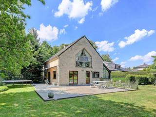 Ontdek deze unieke villa met adembenemend uitzicht op het majestueuze Zoniënwoud waar rust, privacy en natuur samensmelten. De woning ligt op...