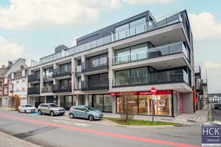 <strong>De ligging</strong><br />Dit <strong>nieuwbouwappartement </strong>maakt deel uit van <strong>residentie 'Porta Klara'</strong>, gebouwd op de hoek van de Tolpoortstraat en de Achiel van Eechautestraat. Op amper 3 min. wandelen bereikt u het station van Deinze. Rondom de residentie zijn er allerhande winkels, horecazaken en overige faciliteiten ter beschikking waardoor u alles op <strong>wandel-/fietsafstand</strong> kan bereiken. Dankzij de vlotte verbinding met het op- &amp; afrittencomplex van de E17 (afrit 7 Deinze) zijn centrumsteden Gent-Kortrijk beiden op respectievelijk 20 à 30 min. bereikbaar. <strong>Kortom, hier woont u comfortabel in het hart van Deinze!<br /><br />De residentie</strong><br />Porta Klara is een <strong>tijdloos nieuwbouwproject (bouwjaar 2024)</strong> dat zich naadloos integreert in de stedelijke context. Zo werd er gekozen voor verticaliteit in de gevel en werd de plafondhoogte op het gelijkvloers hoger voorzien opdat deze als een 'sokkel' wordt benadrukt. Om het tijdloze karakter van het gebouw te benadrukken, werd gekozen voor een grijze gevelsteen. Als aanvullend materiaal, werd geopteerd voor een donkerkleurig latwerk. Dit zorgt voor een extra warmte en hedendaagse touch aan het geheel. <strong>Porta Klara is dan ook een eyecatcher!</strong><br /><br /><strong>Het appartement</strong><br />Het appartement zelf is gelegen op de <strong>2de verdieping</strong>, een lift is aanwezig in het gebouw. De bewoonbare oppervlakte bedraagt ca 90 m² (inclusief terras). Er zijn ondermeer een <strong>ruime en lichtrijke leefruimte</strong> aanwezig met aansluitend terras, keukenberging, alsmede 2 slaapkamers, badkamer en een afzonderlijk toilet. In de kelderverdieping van het gebouw beschikt u bijkomend over een <strong>privatieve parkeerplaats én privatieve berging inbegrepen in de huurprijs</strong>. Een aansluiting voor laadpaal (elektrische wagen) is mogelijk.<br /><br /><strong>Kenmerken</strong><br />- Bewoonbare oppervlakte: ca 83 m²;<br />- Oppervlakte terras: ca 8 m²;<br />- Ramen bijkomend voorzien van vliegramen + screen aan het raam in de woonkamer;<br />- Volledig geschilderd en voorzien van armaturen;<br />- <strong>Energiezuinig (voorzien van zonnepanelen)</strong>.<br /><br /><strong>Troeven</strong><br />- Knap nieuwbouwappartement in tijdloos nieuwbouwproject!<br />- Energiezuinig!<br />- <strong>Volledig instapklaar (d.w.z. geschilderd, voorzien van armaturen/vliegramen &amp; screen)!</strong><br />- Toplocatie!<br /><br />Beschikbaarheid: 01/02/2026<br /><br />Gemeen. kosten: € 50.00 / maand<br /><br />Voor meer informatie of een bezoek ter plaatse reageer via het contactformulier of stuur naar info@hckinvest.be