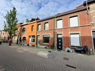 Charmante instapklare rijwoning op wandelafstand van de Leuvense ring<br /><br />Deze woning met drie slaapkamers bevindt zich in een autoluwe straat (woonerf) op wandelafstand van de abdij van park, scholen, de Sportoase, winkels, en openbaar vervoer. Via de nabijgelegen voetgangersbrug en het Stoemperspad geraak je vlot en veilig met de fiets in Leuven en Kessel-Lo. De woning ligt op de fietssnelweg Leuven–Tienen dus ook het industrieterrein van Haasrode is makkelijk te bereiken.<br /><br />Gelijkvloers: inkomhal, toilet, grote woonruimte, bergruimte met trap naar kelder, keuken en eetruimte. Het terras en de tuin zijn naar het zuidwesten gericht.<br />Eerste verdieping: twee kamers, badkamer, toilet, ruime hal.<br />Tweede verdieping: grote kamer<br />De woning is deels onderkelderd.<br /><br />Deze 19e-eeuwse woning is gerenoveerd in 2008-2009 en is instapklaar. Het EPC bedraagt 128 kWh/m²/jaar (klasse B). Het huis is voorzien van centrale verwaming via radioatoren met een hoogrendementsgasketel (2009). De elektriciteit is gekeurd. Alle ramen zijn dubbel glas met uitzondering van het glas in de voordeur. De woning is asbestveilig.<br /><br />De woning is beschikbaar ten laatste op 1 december 2026. (Via aankoop-verkoopbelofte)
