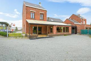 Op een uitstekende locatie te Mechelen bevindt zich deze praktische tweewoonst, die intern onderverdeeld is in twee volwaardige woonentiteiten. U bevindt zich hier vlak bij het bruisende centrum van Mechelen met winkels, scholen en het openbaar vervoer, alsook centraal nabij de op- en afrit van de E19.<br /><br />We betreden de eerste wooneenheid via een aparte inkomhal. De leefruimte geniet van veel natuurlijke lichtinval en kunt u inrichten met een gezellige zithoek en een aparte eetplaats, die tevens toegang geeft tot het overdekte terras. De keuken is mooi geïntegreerd in het geheel en voorzien van de voornaamste toestellen. Op het gelijkvloers bevinden zich verder nog een aangename veranda, een apart toilet, twee praktische bergingen en de toegang tot de kelder. De nachthal op de eerste verdieping leidt ons naar twee erg ruime slaapkamers en de badkamer met douche, lavabo en toilet.<br /><br />De tweede wooneenheid bevindt zich aan de linkerzijde van het gebouw en beschikt eveneens over een volwaardige leefruimte, die u sfeervol kunt indelen met een zithoek en eetplaats. De open keuken is voorzien van kwalitatieve toestellen en biedt daarnaast toegang tot een berging, de veranda en de badkamer met douche, lavabo en toilet. Via de nachthal bereiken we twee ruime slaapkamers.<br /><br />Tenslotte kunt u in de omheinde, zuid-georiënteerde tuin steeds in alle rust en privacy genieten van het mooie weer.<br /><br />Dit is een uitstekende opportuniteit als u op zoek bent naar een praktische tweewoonst met tal van mogelijkheden (zoals kangoeroewonen) op een toplocatie te Mechelen. Neem contact met ons op via het nummer +32 479 47 09 61 voor meer informatie of neem een kijkje op www.boonstravastgoed.be.<br /><br />Bijzonderheden: <br />- Tweewoonst<br />- Uitstekende locatie<br />- Veel mogelijkheden