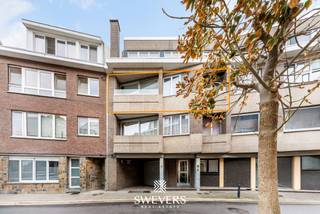 Voor meer info en foto’s, surf naar www.swevers.be – Dit appartement aan de Burgemeester Bollenstraat 5 bus 4 ligt centraal in Hasselt en biedt 93 m² bewoonbare oppervlakte. Winkels, horeca, scholen, openbaar vervoer en het station bevinden zich op wandelafstand, terwijl ook de snelwegen vlot bereikbaar zijn. Via de centrale hal bereikt u alle ruimtes. De ruime woonkamer van 32 m² beschikt over een verzorgde parketvloer en biedt voldoende plaats voor een zit- en eethoek. De aparte keuken van 7,25 m² werd vernieuwd in 2008. Verder zijn er twee slaapkamers van 11,5 m² en 8 m², waarbij de tweede kamer ook geschikt is als bureau of logeerkamer. De badkamer werd eveneens vernieuwd in 2008 en het toilet is apart. Extra bergruimte vindt u in de bergingen in het appartement en in de kelderberging van 2 m². De ramen werden vernieuwd in 2011 en airco zorgt voor extra comfort tijdens warme dagen. Het gebouw uit 1974 beschikt over een lift en het dak werd vernieuwd in 2025. Bij het appartement horen bovendien autostaanplaatsen voor twee wagens achter elkaar, een mooie troef op deze centrale locatie. Met enkele opfrissingen kan u het appartement volledig naar eigen smaak afwerken. Een interessante combinatie van ruimte, bereikbaarheid en praktisch wooncomfort in hartje Hasselt. Voor meer informatie, bel 011 255 155. Bron bewoonbare oppervlakte: EPC – verslag.