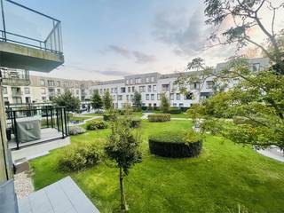 Vlakbij Brugge centrum, rustige groene omgeving, aan openbaar vervoer,ENERGIEZUINIGE LEUKE serviceflat op 1èV met mooi ZONNETERRAS en zicht op...