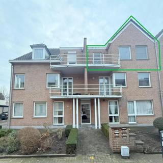 TOF LEUK STARTERSAPPARTEMENT MET 2 SLAAPKAMERS 2 de verd :  (geen lift ) inkomhal, aparte w.c, gezellige living naastliggende moderne ingerichte...