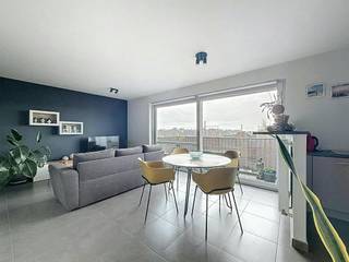 Dit goed gelegen appartement (2014) met 1 slaapkamer bevindt zich op wandelafstand van het station en centrum van Waregem. Het appartement is tot in de puntjes afgewerkt en heeft een aangenaam terras. Voor wie rustig wenst te wonen maar toch dicht bij het centrum!<br /><br />INDELING<br /><br />Inkomhal - apart toilet - lichtrijke leefruimte met open ingerichte keuken (vaatwas, spoelbak, kookplaten, dampkap, combi oven, frigo met diepvries) - ruim terras - berging - slaapkamer 1 - badkamer (lavabo - ligbad) <br /><br />ALGEMENE INFO<br /><br />- ideaal als investeringsappartement<br />- CV: aardgas<br />- zeer energiezuinig <br />- zonnescreen aanwezig<br />- verplicht aan te kopen: ondergrondse staanplaats en kelderberging: € 25.000 <br />(mogelijkheid voor elektrische wagen)<br /><br />Bent u op zoek naar een investeringsappartement dicht bij het centrum en station van Waregem, maak dan zeker uw afspraak! Isabel Lambert - isabel.lambert@dewaele.com - 0472 18 38 04<br /><br />Bestuursmaatregelen in het maatregelenregister: nee