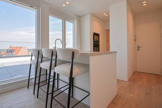 Uitzonderlijk volledig gerenoveerd dakappartement met een terras van ongeveer 45 m² gelegen op enkele stappen van de zee in het Zoute. Vanuit...