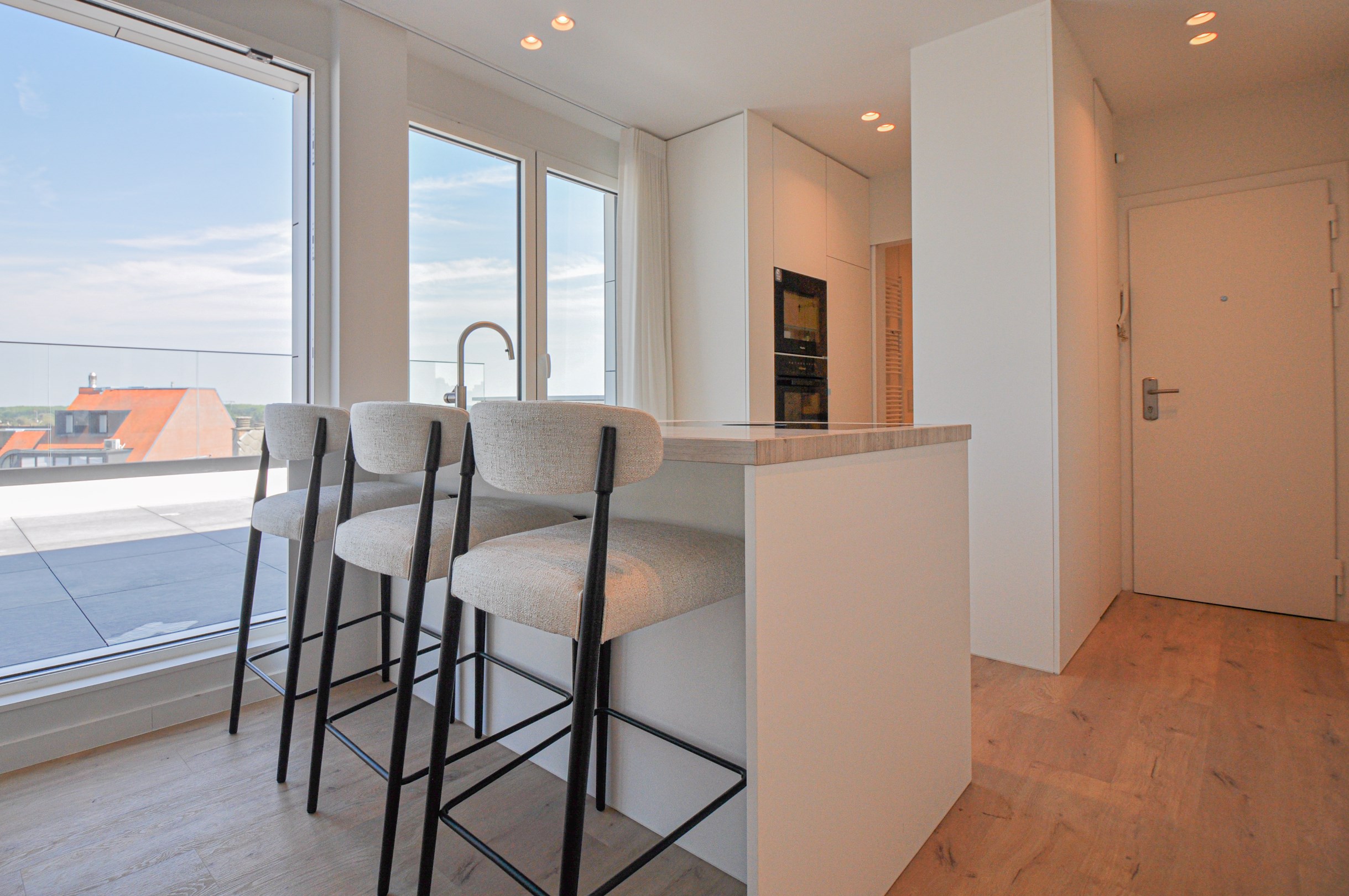 Volledig gerenoveerd dakappartement met een terras van ongeveer 45 m². - foto 2