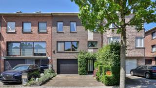 Nous avons le plaisir de vous proposer cette maison familiale très spacieuse (245m²) dans le centre d'Edegem. La propriété est située sur un...