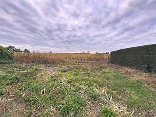 Op zoek naar de perfecte plek om jouw droomhuis te realiseren? Deze open bebouwing te koop in Blaasveld biedt alle troeven: ruimte, rust én een vlotte bereikbaarheid.Perceel &amp; bouwmogelijkheden:--oppervlakte 832m²-bouwafmetingen: min 7 meter breed en max 15 meter breed op max 15 meter diep.-2 bouwlagen-kroonlijsthoogte: 7 meter-Zuid gelegen tuin-garage mogelijkMis deze unieke kans niet om te bouwen op een ruim perceel met ideale ligging in Blaasveld!Contacteer Dewaele vastgoed te Mechelen voor meer informatie of een vrijblijvend bezoek aan het terrein.Meer info? www.dewaele.com