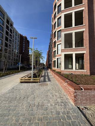 Dit smaakvol ingerichte en volledig gemeubelde tweeslaapkamerappartement bevindt zich op de vierde verdieping van het elegante en ideaal gelegen Scarlet-gebouw op Tour & Taxis. De eerste bewoners genieten hier van een uitzonderlijke woonervaring: een spectaculair uitzicht op het park, gecombineerd met de dynamiek van een van de meest vernieuwende stadswijken van Brussel én absolute rust. Dankzij het autovrije concept is er bovengronds geen doorgaand verkeer.<br />Binnen zorgen de grote raampartijen van vloer tot plafond voor een overvloed aan natuurlijk licht en een vloeiende verbinding met het terras en het park. De ruime open keuken is volledig uitgerust en meteen instapklaar.<br /><br />Het appartement omvat:<br />- een stijlvolle inkomhal met gastentoilet, ingebouwde vestiairekast en glazen pivotdeur<br />- een ruime en elegant ingerichte leef- en eetruimte<br />- een overdekt terras met vrij zicht op het park, ontworpen door Bureau Bas Smets<br />- een master bedroom met ruime, ingebouwde kledingkast en ensuite badkamer en toilet<br />- een tweede slaapkamer met eigen douchekamer<br />- een aparte wasruimte<br />- een private kelder<br />- kookgerei, servies, bed- en badlinnen inbegrepen<br /><br />Scarlet beschikt bovendien over een bijzonder ruime en vlot bereikbare fietsenstalling, ideaal voor zowel klassieke als elektrische fietsen.<br /><br />De bijbehorende ondergrondse parkeerplaats (€ 100 per maand) bevindt zich vlak naast de lift, met directe toegang tot het appartement. Elektrisch laden is mogelijk in de parkeergarage.<br /><br />De site beschikt bovendien over permanente bewaking en beveiliging, 24 uur per dag, 7 dagen per week.<br /><br />EPC/PEB: A<br /><br />Onmiddellijk beschikbaar.