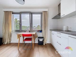 CASALINA Real Estate biedt exclusief te koop aan een PENTHOUSE van 38 m², volledig gerenoveerd in 2020, op het laatste verdiep in een...