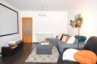 Verzorgd appartement, gelegen in een zijstraat aan de Leuvense vaart. Bestaande uit een gezellige leefruimte, keuken, twee slaapkamers, badkamer voorzien van ligbad en wastafel, toilet, een inkomhal, terras en garagebox. Individuele centrale verwarming op aardgas. Huisdieren niet toegelaten. Huurwaarborg 3 maanden, Beschikbaar 01 februari 2026. GEEN GEMEENSCHAPPELIJKE KOSTEN. Voor meer info --&gt; cedric@immovos.be