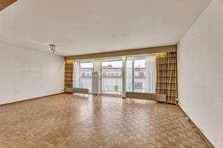<p>Rechtover het station van Denderleeuw bevindt zich dit <strong>ruim en lichtrijk appartement op de eerste verdieping. </strong>Dankzij deze uitstekende ligging bevinden winkels, scholen en openbaar vervoer zich letterlijk op wandelafstand, wat zorgt voor een bijzonder vlotte bereikbaarheid. Het appartement, met een bewoonbare oppervlakte van circa <strong>90 m²</strong> en een gunstig <strong>EPC-label B</strong>, biedt een aangename en praktische indeling. Via de inkomhal betreedt men <strong>de ruime en lichtrijke leefruimte </strong>met open keuken, die naadloos aansluit op het wooncomfort. Verder beschikt het appartement over een ruime berg- en wasplaats, een badkamer, een apart toilet en<strong> twee volwaardige slaapkamers</strong>. Een extra troef zijn <strong>de twee terrassen</strong>, waarvan één uitgerust is met twee handige bergruimtes, ideaal voor extra opslag.<strong> Tot slot beschikt men over een privatieve kelderruimte. De garage is optioneel aan te kopen zijn aan €30.000.</strong> Lift aanwezig - Dak werd 10 jaar geleden gerenoveerd - Cv op aardgas - Buitenschrijnwerk in aluminium en pvc dubbel glas - Gemeenschappelijke brander - Vernieuwde sectionale poort (Maatregelenregister in aanvraag)</p>