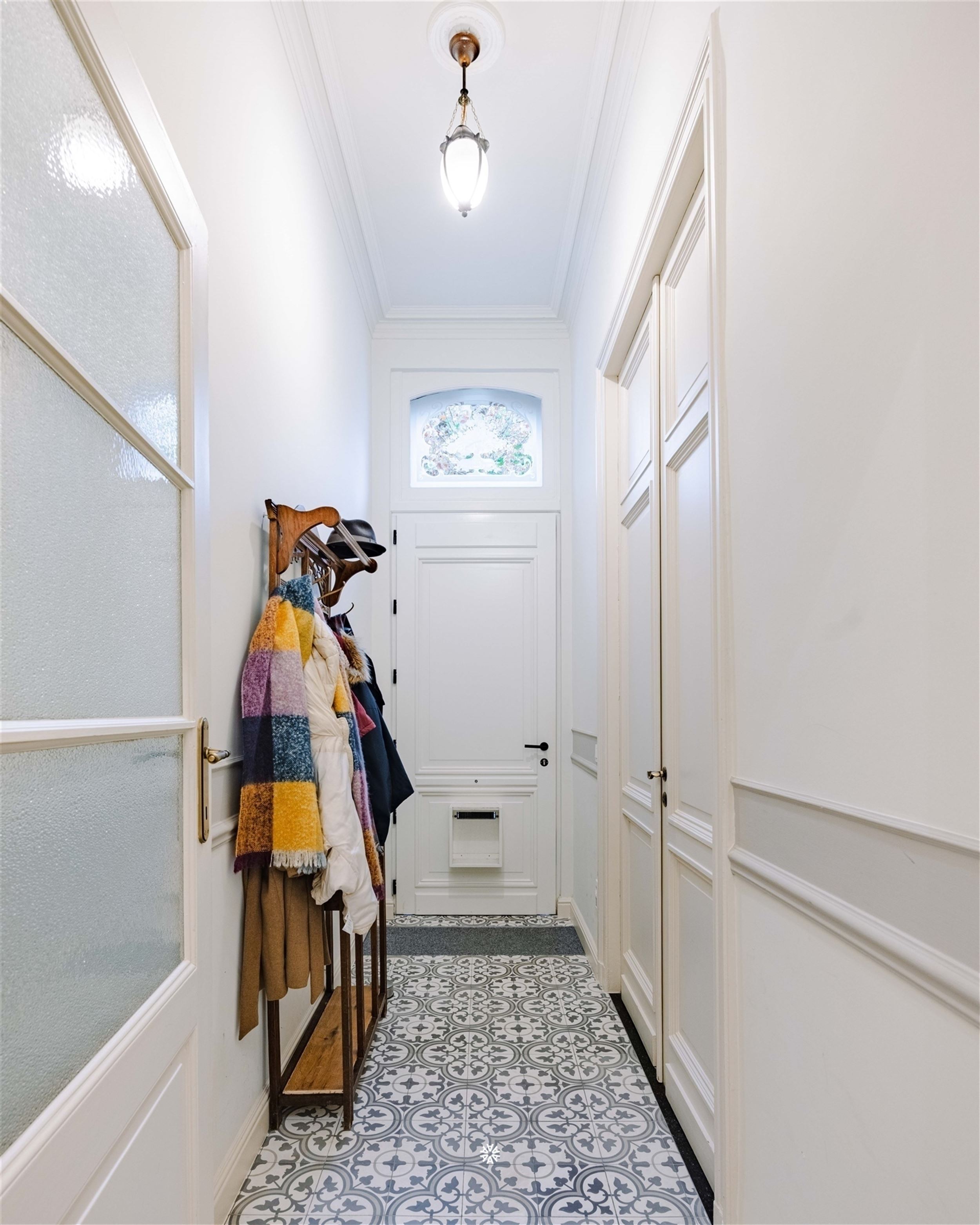 Karaktervolle burgerwoning op het mooiste pleintje van de stad - foto 4
