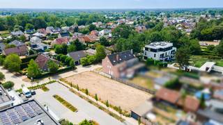 Op een toplocatie in Beerzel (Putte) bevindt zich deze bouwgrond van 917 m², bestemd voor een open bebouwing. De rustige ligging wordt perfect gecombineerd met een vlotte bereikbaarheid en de nabijheid van winkels, scholen en openbaar vervoer.<br /><br />Deze bouwgrond biedt tal van stedenbouwkundige mogelijkheden. De render geeft een indicatieve weergave van een mogelijke woning volgens de geldende bouwvoorschriften conform de verkaveling, er werd recent een stedenbouwkundig attest bekomen.<br /><br />Bouwvoorschriften:<br />- Bouwgrond voor open bebouwing.<br />- Bouwdiepte max. 17m.<br />- Max. kroonlijsthoogte is 6,5m.<br />- Inpandige garage toegelaten.<br />- Bijgebouw is toegelaten.<br /><br />Dit is een uitstekende opportuniteit als u op zoek bent naar een bouwgrond voor een open bebouwing te Beerzel (Putte). Contacteer ons voor meer informatie op 0474 78 07 73 of neem een kijkje op www.boonstravastgoed.be.<br /><br />Bijzonderheden:<br />- Perceel = 917 m²<br />- Open bebouwing <br />- Uitstekende ligging