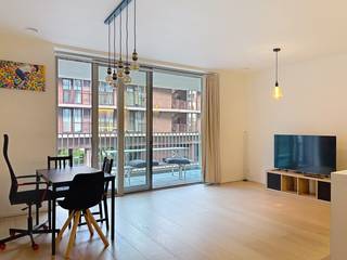 Gelegen in de prestigieuze wijk <strong>Nieuw Zuid</strong>, biedt dit nieuwbouwappartement, gelegen aan het groenrijke park, het <strong>perfecte evenwicht</strong> tussen stadsleven, cultuur en natuur. Hier geniet je van restaurants, koffiebars, kunstgalerijen én de prachtige Scheldekaaien. Liever natuur en rust? Ontspan in de uitgestrekte Hobokense Polder, op enkele minuten van uw deur of neem de boot naar Linkeroever.<br /><br /><strong>Indeling:</strong> Het appartement bevindt zicht op de 1ste verdieping van het 5-tellend verdiepingen gebouw. Het beschikt over 2 slaapkamers, aan de rechterzijde. Aan de linkerzijde van het appartement bevindt zich de lichtrijke leefruimte met open keuken. De badkamer heeft een inloopdouche en dubbele lavabo. Apart toilet.<br /> <br /><strong>Bijzonderheden:</strong>
<ul>
	<li>Het appartement is volledig instapklaar met hoogwaardige afwerking. </li>
	<li>Tevens is er een gemeenschappelijke fietsenstalling met fietslift en automatische toegangsdeur. </li>
	<li>De provisie bedraagt €</li>
	<li>Parkeerplaats in het gebouw mogelijk bij te huren voor 135€/maand.</li>
	<li>Energieklasse A</li>
	<li>Beschikbaar vanaf 1 november 2026.</li>
</ul>