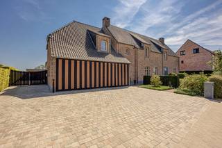 <p>Deze vrijstaande villa is gelegen aan Broekstraat 63 in Arendonk, op een bijzondere locatie met een prachtig uitzicht over de omliggende open velden. De groene omgeving, de ruime perceeloppervlakte en de vlotte bereikbaarheid naar het centrum, winkels, scholen en belangrijke verbindingswegen maken dit een aangename plek om te wonen.<br /><br />Via de ruime inkomhal met gastentoilet betreedt u de woning, met toegang tot een aparte bureauruimte en de stijlvolle, lichtrijke leefruimte. Dankzij de grote raampartijen geniet u hier volop van het weidse zicht en een aangename verbinding met de tuin. De leefruimte vloeit mooi over in de eetkamer en de volledig uitgeruste keuken met keukeneiland. Verder beschikt het gelijkvloers over een praktische achterinkom en een berging. Verder is er een indrukwekkende garage van 110 m² met vier garagepoorten, waarvan twee geschikt zijn voor een bestelwagen, mobilhome of caravan.<br /><br />Op de eerste verdieping bevinden zich drie ruime slaapkamers met ingemaakte kasten en een badkamer met dubbele lavabo, toilet en douche die aansluit op de master bedroom. Ook is er een ruime zolderkamer die nog naar eigen wens ingericht kan worden en toegang geeft tot de wasplaats.<br /><br />De kelder biedt extra bergruimte en doet dienst als technische ruimte. Ook de ruime zolder zorgt voor bijkomende opbergmogelijkheden.<br /><br />Buiten geniet u van een prachtig aangelegde oostgerichte tuin met ruim terras, zwembad, bijgebouw met sauna en buitendouche, carport en een royale oprit met voldoende parkeergelegenheid.<br /><br />Deze energiezuinige villa behaalt een EPC-label A en is uitgerust met zonnepanelen. Er geldt geen renovatieverplichting.<br /><br />Troeven:<br />• Uniek uitzicht over de open velden<br />• Ruime garage van 110 m² met vier elektrische poorten<br />• Zwembad, sauna en buitendouche<br />• EPC-label A met zonnepanelen</p>
