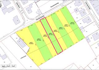Bouwgrond van 873 m² voor halfopen bebouwing<br /><br />Deze bouwgrond bevindt zich in Herderen, een gezellige deelgemeente van Riemst. Van hieruit heb je een vlotte verbinding naar omliggende steden zoals Tongeren (7,5 km) en Maastricht (8 km). Ook scholen, buurtwinkels en het openbaar vervoer zijn op wandelafstand bereikbaar. Het oprittencomplex (afrit 32) naar de E313 ligt op 3,5 km. De doodlopende straat zorgt tot slot voor een extra kindvriendelijke en rustige omgeving.<br /><br />Een extra pluspunt is de zuidelijke oriëntatie van de bouwgrond. Bovendien kan het zicht naar het zuiden niet worden geblokkeerd.<br /><br />De grond bestaat uit 570 m² bouwgrond + 303 m² achterliggende grond.<br /><br />De bouwvoorschriften zijn als volgt:<br /><br />Bouwdiepte:<br />- Gelijkvloers: maximaal 17,00 m zoals aangeduid op het verkavelingsplan inclusief de gelijkvloerse uitbreidingszone.<br />- Verdieping: maximaal 12,00m.<br /><br />Interesse? Laat het ons weten via 089 390 990 of info@immofair.be!