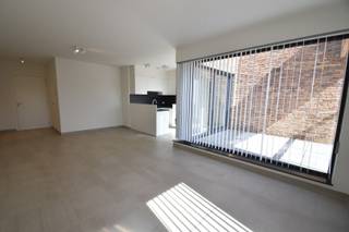 Nieuwbouw appartement met volgende eigenschappen:<br /><br />° gelegen in een straat met veel groen.<br />° rustige omgeving en in nabijheid van ziekenhuis.<br />° terras en living met zicht op mooie binnentuin.<br />° wonen in een verzorgde residentie.<br /><br />INDELING:<br /><br />° Niveau -1: autostaanplaats - kelderberging<br /><br />° Niveau +2: living - keuken - terras - wasplaats - gastentoilet - slaapkamer met open badkamer.<br /><br />Wil je dit graag pand bezoeken? Surf naar confideo-immo.be en klik verder naar dit pand. Via de knop "Ik ben kandidaat", die je vindt onder de omschrijving van het pand, maak je je huurdersprofiel aan. Doorloop alle stappen en voltooi je aanvraag. Daarna zullen wij je contacteren om een bezichtiging te plannen.