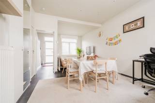 <h2><span>Gezellige gezinswoning met 2 garages op toplocatie in Mechelen</span></h2><p><span>In een rustige, kindvriendelijke straat net buiten de stadsring van Mechelen vind je deze charmante gezinswoning.</span></p><p><span>Bij het binnenkomen springt meteen de authentieke trap in de inkomhal in het oog. De lichtrijke, open leefruimte is ingedeeld in een gezellige zithoek en een eetruimte die naadloos overgaat in de open keuken. Dankzij het zicht op de tuin geniet je hier van een aangename connectie met buiten.  Op het gelijkvloers vind je daarnaast een aparte wasruimte en een berging.</span></p><p><span>De eerste verdieping telt twee slaapkamers en een badkamer met bad/douchecombinatie, lavabomeubel en toilet. </span></p><p><span>De onderhoudsvriendelijke tuin met kunstgras is zuidgericht en geeft toegang tot de eerste garage. Aansluitend bevindt zich een tweede garage, beide voorzien van een automatische sectionale poort en met een deur die de garages met elkaar verbindt. De beide garages zijn verplicht bij aan te kopen voor een meerprijs van 40.000. </span></p><p><span>Dankzij de ideale ligging combineer je vlotte bereikbaarheid (nabij E19 en winkels) met de rust van een aangename woonomgeving.</span></p><p><span>De woning met 1 garage en de 2de garage zijn momenteel verhuurd en levert een huuropbrengst van 1.135 per maand.</span></p>