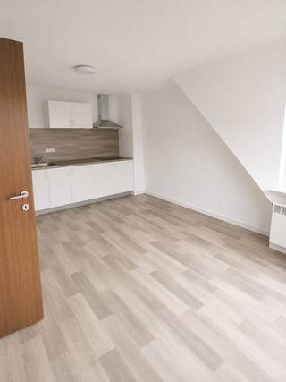 Mooi en gezellig 2-slaapkamerappartement te huur in Merksem, gelegen in een aangename en goed bereikbare buurt.
Het appartement beschikt over 2 ruime slaapkamers, een gezellige woonkamer, een praktische keuken en een badkamer. Dankzij de aangename indeling is er voldoende ruimte om comfortabel te wonen.