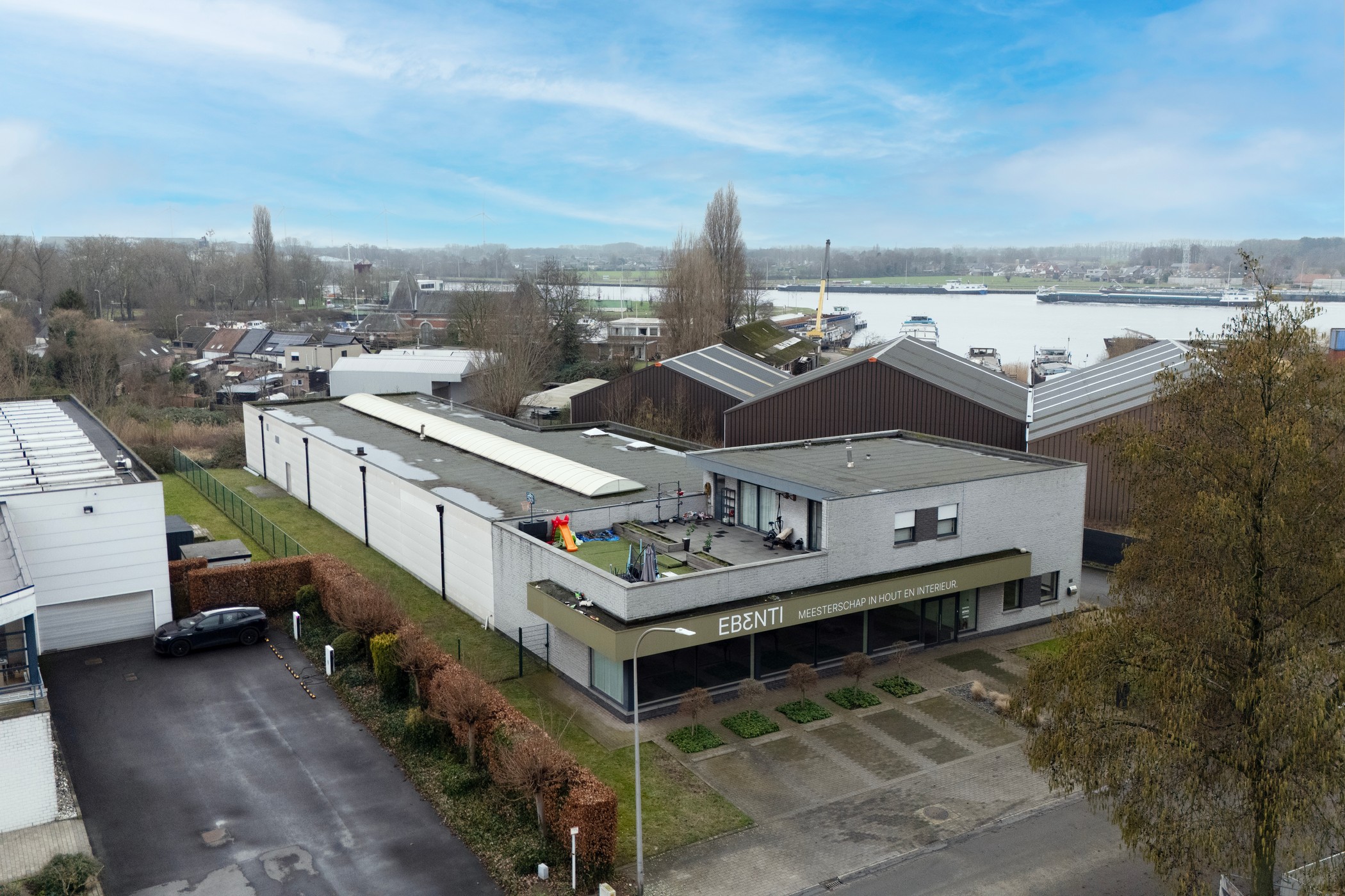 Multifunctioneel bedrijfsgebouw van 1.120 m² op perceel van 2.411 m² - photo 2