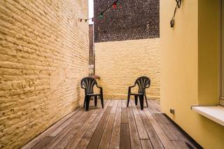 <p><span>Ruime en lichtrijke eengezinswoning met authentieke charme en hedendaags comfort</span></p><p><span>Deze prachtige en ruime eengezinswoning combineert hedendaags wooncomfort met authentieke elementen en charme. Dankzij de doordachte indeling, de lichtrijke ruimtes en de kwalitatieve afwerking vormt deze woning de ideale thuis voor wie op zoek is naar ruimte en comfort op een strategische locatie.</span></p><p><span>Bij het betreden van de woning komt u terecht in een verzorgde inkomhal die toegang biedt tot de leefruimte. Op het gelijkvloers bevindt zich een aangename en lichtrijke leefruimte, aansluitend een ruime eetkamer met een volledig ingerichte keuken. Vanuit de keuken bereikt u het gezellige terras, ideaal om te genieten van rustige momenten buiten.</span></p><p><span>Op de tussenverdieping bevindt zich een badkamer uitgerust met een ligbad, lavabo en toilet.</span></p><p><span>De eerste verdieping beschikt over twee ruime slaapkamers. Op de tweede verdieping vindt u de master bedroom met een aansluitende dressing en een tweede badkamer, wat zorgt voor extra comfort en privacy.</span></p><p><span>De derde verdieping, deels onder het dak, herbergt nog twee bijkomende slaapkamers en een derde badkamer met douche, lavabo en toilet, waardoor de woning bijzonder geschikt is voor grote gezinnen of voor wie extra ruimte wenst voor bureau of hobbyruimte.</span></p><p><span>Verder beschikt de woning over een praktische kelder met wasplaats en een garage waar twee wagens achter elkaar kunnen parkeren.</span></p><p><span>Op technisch vlak scoort de woning eveneens uitstekend dankzij een gunstig EPC-certificaat, dubbele en driedubbele beglazing, een waterverzachter, een gascondensatieketel en een recent geïsoleerde achtergevel.</span></p><p><span>De woning geniet bovendien van een strategische ligging, op korte afstand van de Europese instellingen, openbaar vervoer, belangrijke invalswegen en diverse parken.</span></p><p><span>Een unieke opportuniteit voor wie op zoek is naar een ruime, energiezuinige en karaktervolle woning op een toplocatie.</span></p>