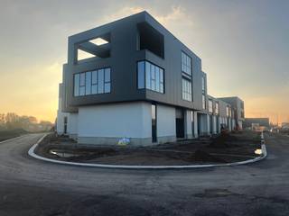 <strong>Nieuwbouwproject te Genk - BEDRIJVENPARK KOMPELLAAN<br /></strong>Bedrijvenpark Kompellaan: 21 moderne KMO-units langsheen de Kompellaan in Genk. Dit complex biedt kleine en middelgrote ondernemingen de perfecte plek om te starten, groeien en te innoveren. Deze units hebben een oppervlakte variërend tussen de 371m² en 752m². Deze oppervlakten bestaan uit een gelijkvloerse een eerste verdieping (kantoren) en een tweede verdieping (woning). Deze oppervlakten zijn exclusief de ruime terassen. Ze beschikken over parkeerplaatsen. De units worden casco opgeleverd. Oplevering voorzien uiterlijk 31/12/2025.<br />*Er zijn ook units beschikbaar die enkel bestaan uit een gelijkvloerse, alsook units die beschikken over een gelijkvloerse met mezzanine. Alle informatie vind je op onze projectwebsite.<br /><br /><strong>KMO-Unit<br /></strong>- oppervlakte: 371m²-752m² (gelijkvloers-mezzanine)<br />- staalstructuur met geïsoleerde wanden en dak<br />- sectionaalpoort 4mbr x 4,2mh<br />- privatieve parkeerplaatsen<br /><br />Prijzen vanaf 369.000,- EUR excl. btw en kosten<br /><br />Voor meer info 011/39 90 50 of info@jansenrealestate.be - https://www.jansenrealestate.be/project-kompellaan/6190088/