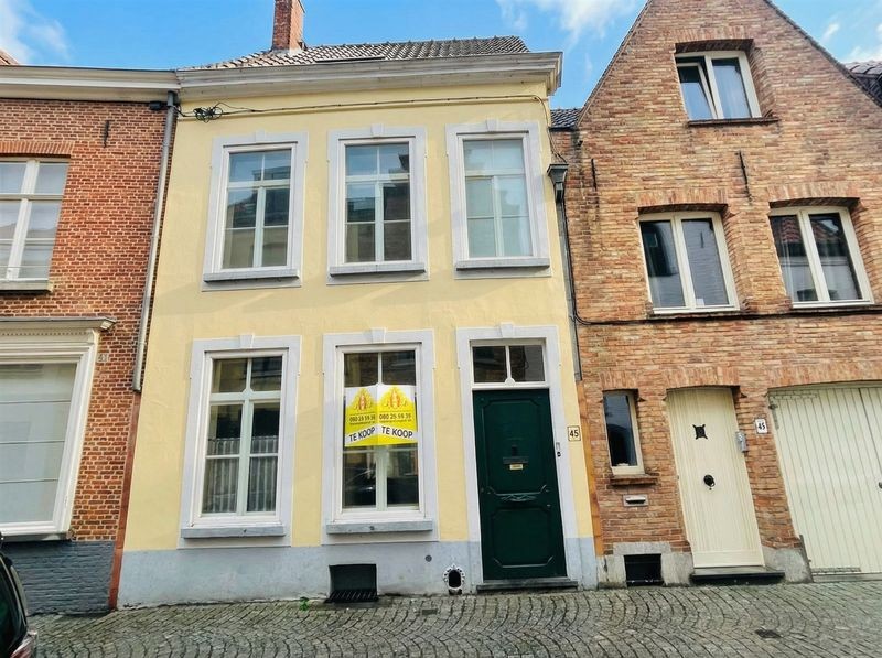 In één van de mooiste straten van Brugge centrum, vlakbij alle winkels CHARMANT ENERGIEZUINIG LICHTRIJK WOONHUIS met stadsTUINTJE, 3 SLAAPKAMERS, 2 BADKAMERS , Mogelijkheid om GARAGE bij te kopen - foto 4