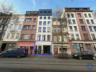 The renovated building is located in trendy South on Marnixplaats with Volkstraat and Nationalestraat around the corner. In short, you won't find a better location. Zuid offers super nice stores as well as cozy bars and tasty restaurants. The building is finished to a high standard with quality materials and techniques. On the ground floor is a commercial space that can serve as a store, office, workshop or catering establishment. On the first and second floor of the building is a beautiful duplex of approximately 130m² with three full bedrooms. On the third, fourth and fifth floors there is a one-bedroom apartment of approx. 44m² each. The bright apartments all have a private outdoor space, enjoy high-quality finishes and are equipped with parquet flooring and a luxurious fully installed kitchen with quality appliances.