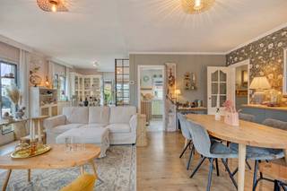 <p>Rustig wonen, met het centrum van Oud-Turnhout binnen handbereik? Dat kan in de Jef Claesenstraat. De basisschool ligt letterlijk om de hoek en het centrum van Oud-Turnhout bereik je gemakkelijk te voet. Ook winkels, horeca en andere dagelijkse voorzieningen bevinden zich vlakbij. Tegelijk woon je hier in een rustige straat, met de natuur nooit ver weg.</p>
<p>Voor een wandeling of fietstocht hoef je niet ver: de Liereman en het Turnhouts Vennengebied liggen vlakbij. Ook Turnhout en de belangrijkste verbindingswegen zijn vlot bereikbaar. Een aangename ligging dus, waar rust en bereikbaarheid mooi samenkomen.</p>
<p>Deze charmante woning uit 1976 werd doorheen de jaren met zorg gerenoveerd en goed onderhouden. Ze combineert vandaag een warme, eigen sfeer met een praktische indeling. Op een perceel van 463 m² beschikt de woning over ongeveer 148 m² woonoppervlakte en heel wat mogelijkheden.</p>
<p>Je stapt binnen in een sfeervolle inkomhal die meteen de toon zet. Hier bevinden zich ook het aparte toilet en de wasplaats. De leefruimte vormt het gezellige hart van de woning. Dankzij de grote raampartijen valt er veel natuurlijk licht binnen en vloeien de eethoek en zithoek mooi in elkaar over. Een fijne plek om thuis te komen, te genieten van een rustige avond of gezellig samen te zijn met vrienden en familie.</p>
<p>De keuken sluit mooi aan op de leefruimte en is uitgevoerd in zachte pasteltinten. Een fijne plek om rustig aan de dag te beginnen.</p>
<p>Op het gelijkvloers bevinden zich twee slaapkamers en de badkamer. De tweede slaapkamer is momenteel ingericht als ruime dressing, maar kan uiteraard opnieuw als slaapkamer gebruikt worden. De aanwezigheid van twee slaapkamers op deze verdieping maakt de woning bovendien bijzonder geschikt voor wie graag zoveel mogelijk gelijkvloers woont.</p>
<p>Ook boven is er nog extra ruimte. Onder het dak bevinden zich twee kamers die je volledig naar eigen behoefte kunt invullen: als slaapkamers, logeerkamer, hobbyruimte, thuiskantoor of extra bergruimte.</p>
<p>Buiten geniet je van een verzorgde, groene tuin die mooi aansluit bij de rustige sfeer van de woning. Achteraan staat een tuinhuis met een overdekte zitplaats, een aangename plek voor een aperitief met vrienden, een rustig ontbijt of gewoon een momentje buiten met een goed boek. Vooraan is er een ruime oprit.</p>
<p><b>Troeven op een rij:</b><b></b></p>
<span></span>- Asbestveilig attest<br /><span></span>- EPC-label C<br /><span></span>- Doorheen de jaren gerenoveerd en goed onderhouden<br /><span></span>- Twee slaapkamers op het gelijkvloers<br /><span></span>- Twee extra kamers op de verdieping<br /><span></span>- Verzorgde, groene tuin met tuinhuis en overdekte zitplaats<br /><span></span>- Basisschool letterlijk om de hoek<br /><span></span>- Centrum van Oud-Turnhout op wandelafstand<br />- Rustige ligging met natuur en Turnhout vlakbij<br />
<p>Een warme woning met karakter, een praktische indeling en vooral een ligging die het dagelijkse leven bijzonder gemakkelijk maakt.</p>
<p>Benieuwd of dit jouw nieuwe thuis kan worden? We laten je de woning graag ontdekken tijdens een bezoek.</p>
<p>Contacteer ons voor meer informatie of een bezoek via +32 487 50 27 93 of <span>isa@jamar.immo</span>.</p>
<p><em>Alle relevante attesten en documenten kan u downloaden onderaan de omschrijving van het pand op onze website: www.jamar.immo. Verdere informatie is beschikbaar op aanvraag.</em></p>