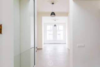 Dit prachtige gelijkvloers appartement bevindt zich in een volledig gerenoveerd herenhuis dat net werd opgeleverd. De woning combineert...