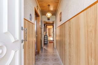 Bent u op zoek naar de ideale locatie om uw droomwoning te realiseren? Dan is deze woning in Tielt (Meulebeke) precies wat u zoekt.<br />Op dit perceel van maar liefst 600 m2 (!) bevindt zich momenteel een bestaande woning die bestemd is voor afbraak of renovatie, waardoor u de mogelijkheid krijgt om volledig nieuw te bouwen, aan 6% BTW (*), volgens uw eigen wensen en hedendaagse normen. Zo creëert u een energiezuinige woning die perfect aansluit bij uw levensstijl.<br /><br />PLUSPUNTEN:<br />* POTENTIEEL VOOR NIEUWBOUW AAN 6% BTW (*)<br />* LANDELIJKE LIGGING<br />* RUIM PERCEEL (600 m2)<br /><br />INTERIEUR:<br />De huidige woning beschikt op het gelijkvloers over een inkomhal met toegang tot een bureauruimte die ook als slaapkamer kan dienen. Daarnaast is er een gezellige leefruimte met eetplaats, een ingerichte keuken met ruimte voor een eettafel, een extra slaapkamer en een praktische wasruimte.<br /><br />Op de eerste verdieping is er bijkomende ruimte aanwezig met mogelijkheden om extra slaapkamers te creëren.<br /><br />EXTERIEUR:<br />Het ruime perceel biedt tal van mogelijkheden om een prachtige tuin en aangename buitenomgeving te realiseren en te genieten van de landelijke omgeving.<br /><br />Bent u benieuwd naar de mogelijkheden? Neem gerust contact met ons op voor meer informatie of een bezoek ter plaatse.<br /><br />(*) 6% btw onder voorbehoud van de wettelijke voorwaarden.