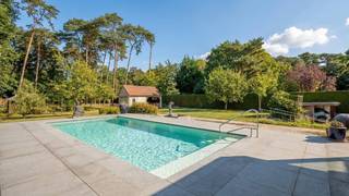 Rustig en residentieel gelegen villa op een mooi perceel van 29a67ca met openluchtzwembad. De villa omvat: inkomhal, living van 64m² met haard en...