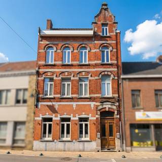 <p><span>Situé au coeur de Rebecq, bel immeuble de rapport de caractère en excellent état composé de 4 unités de logement et d'un jardin. Le rez de chaussée se compose d'un triplex de 175 m² comme une maison proposant 3 chambres et un joli jardin (PEB D). Le 1e étage se compose d'un appartement une chambre de 60 m² (PEB E). Le 2e étage se compose d'un appartement de 70 m² offrant 2 belles chambres (PEB E) et l'appartement du 3e étage sous toiture de 70 m² propose une chambre (PEB C). CC au gaz. L'immeuble propose une cave pour chaque appartement. Tous les appartements sont actuellement loués. Excellent rendement 4%. Faire offre à partir de 650 000 €. Plus d'infos au 02/355.50.55.</span></p>