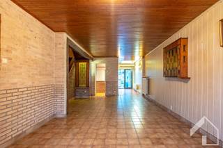 <p><span>Te renoveren woning met veel potentieel en gunstige EPC-score C</span></p><p><span>In een aangename en goed bereikbare buurt bevindt zich deze te renoveren woning boordevol mogelijkheden. Een ideale opportuniteit voor wie graag de handen uit de mouwen steekt en een woning volledig naar eigen smaak en hedendaagse normen wil afwerken. Bovendien beschikt de woning reeds over een gunstige EPC-score C, wat een sterke basis vormt voor verdere renovatie.</span></p><p><span>Op het gelijkvloers komt u via de hal binnen in de ruime leefruimte die overgaat in de aansluitende keuken. Dankzij de veranda geniet u van extra lichtinval en een aangename overgang naar buiten. De veranda geeft rechtstreeks toegang tot de tuin, waar u een gezellige buitenruimte kan creëren om in alle rust te genieten. </span></p><p><span>Op de eerste verdieping bevinden zich twee slaapkamers en een badkamer. Verder is er nog een grote zolderkamer die tal van mogelijkheden biedt, zoals het inrichten van een extra slaapkamer, bureau of hobbyruimte.</span></p><p><span>Een bijkomende troef is de aanwezige kelder, ideaal als extra bergruimte of voorraadplaats. </span></p><p><span>De woning is gelegen in een goede en rustige woonomgeving met een vlotte verbinding naar winkels, scholen en openbaar vervoer. Ook belangrijke invalswegen bevinden zich in de nabijheid, waardoor u zich gemakkelijk kan verplaatsen naar omliggende gemeenten en het stadscentrum.</span></p><p><span>Een interessante kans voor wie op zoek is naar een woning met karakter, ruimte en toekomstmogelijkheden op een gunstige locatie.</span></p><p><span> </span></p><p><span>Plan je graag een bezoek? 0492/39.16.32 (Jelle) |  info@immomk.be - ook voor een correcte waardebepaling kan u bij ons terecht.</span><span> </span></p><p><span> </span></p>