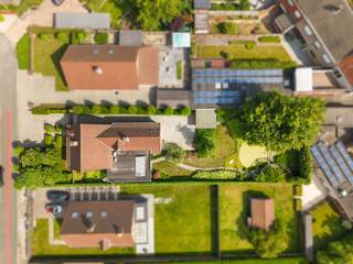 Bent u op zoek naar een ruime gezinswoning in Wielsbeke met een rustige ligging, grote tuin en vlotte bereikbaarheid? Dan is deze instapklare woning precies wat u zoekt.Gelegen in een doodlopende straat geniet u hier van maximale rust en privacy, terwijl winkels, bakker, slager en andere voorzieningen zich op wandelafstand bevinden. Bovendien bereikt u het centrum van Waregem in slechts enkele minuten.Op een perceel van 1.087 m² en met een bewoonbare oppervlakte van 332 m² biedt deze woning alle ruimte voor het hele gezin. De lichtrijke woonkamer sluit aan op een tweede gezellige leefruimte met een prachtig uitzicht op de aangelegde tuin. De volledig uitgeruste keuken, royale leefruimtes en dubbele garage zorgen voor optimaal wooncomfort.Op de eerste verdieping bevinden zich 3 ruime slaapkamers en een stijlvolle badkamer. De praktische zolder biedt extra bergruimte of kan verder ingericht worden volgens uw wensen.De fraai aangelegde, groene tuin vormt een absolute meerwaarde en is de ideale plek om in alle rust van het buitenleven te genieten.Troeven: perceel van 1.087 m², 332 m² bewoonbare oppervlakte, dubbele garage, lichtrijke leefruimtes, verzorgde afwerking, rustige ligging en uitstekende bereikbaarheid richting Waregem.Een ideale woning voor wie op zoek is naar ruimte, comfort en een groene woonomgeving.Vanafprijs: 585.000 euroInteresse? Contacteer Immo Beguin via luna@immobeguin.be voor meer informatie of een bezoek.