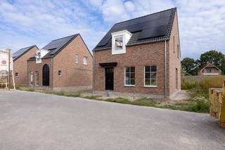 <strong>Lanceringsactie geldig tot 12 oktober! Gratis laminaat op slaapkamers en nachthal<br /><br />Ontdek Dokter Jozef Draulansstraat in Westerlo. Een kleinschalig nieuwbouwproject bestaandende uit 3 open bebouwingen in een nieuwe kindvriendelijke, doodlopende straat in de stille Kempen.</strong><br /><br />De woningen worden gerealiseerd door RDK, een familiebedrijf dat zich sinds 1971 focust op het bouwen van kwalitatieve, energiezuinige maar vooral betaalbare woningen die volledig voldoen aan de hedendaagse norm. Zo wordt er steeds gestreefd naar bijna-energieneutrale (BEN) woningen met een E-peil van max. 10.<br /><br /><strong>Kindvriendelijke, rustige omgeving in Heultje<br /><br /></strong>De Dokter Jozef Draulansstraat betreft een nieuwe, rustige en doodlopende straat in het hart van Heultje. Een dorp met een zeer centrale ligging tussen Westerlo, Wiekevorst, Hulshout en Morkhoven. Scholen, winkels, horeca en openbaar vervoer bevinden zich allen op korte afstand. De combinatie van rust en bovenstaande voorzieningen maken dit een perfecte uitvalsbasis voor jonge gezinnen die op zoek zijn naar een goede balans tussen comfort, levenskwaliteit en betaalbaarheid.<br /><br /><strong>Hedendaags comfort<br /></strong><br />De woningen worden gebouwd op mooie en onderhoudsvriendelijke percelen van 350 m². Een carport met aansluitende tuinberging zijn steeds inbegrepen. Ideaal voor wie graag buiten vertoeft.<br /><br />Elke woning is voorzien van drie slaapkamers en een uitgeruste badkamer met zowel inloopdouche, bad, dubbel lavabomeubel en toilet. Deze bevinden zich allen op de eerste verdieping.<br />De volledig ingerichte keuken en leefruimte vormen een aangenaam en open geheel en maken een mooie connectie met de tuin en bijhorend terras. Er wordt steevast gewerkt met een lucht-water warmtepomp met warmteafgifte door vloerverwarming. Ook zonnepanelen kunnen vandaag de dag niet ontbreken.<br /><br /><strong>Energiezuinig<br /><br /></strong>Een E-peil van maximaal 10 wordt steeds vooropgesteld. Dit wordt gerealiseerd door het gebruik van een lucht-water warmtepomp in combinatie met zonnepanelen alsook een ventilatiesysteem. Dit resulteert in een hoog wooncomfort en een lage energiefactuur.<br /><br />Voor het bekomen van de plannen, lastenboek of meer informatie mag u steeds contact opnemen met <strong>secretariaat@degroot-celen.be</strong> of via <strong>014/95 37 50.</strong>