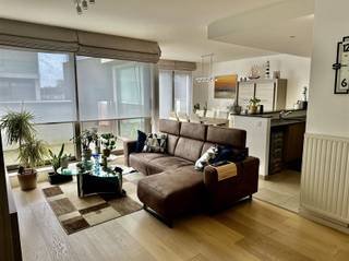 <p>2 slaapkamer appartement te huur met zicht op de Schelde.<br /><br />Dit appartement is gelegen op de tweede verdieping.<br />Je komt het appartement binnen langs de ruime inkomhal. Verder ga je door naar de ruime living met mooie parketvloer.<br />Het appartement heeft een aangename open keuken met aansluitend een berging.</p><p>Het appartement geniet een zonnig terras met fantastisch zicht op de Schelde. <br />Verder heb je 2 ruime slaapkamers. In de badkamer heb je een dubbel lavabomeubel en een douche.<br /><br />Bij het appartement hoort een ondergrondse staanplaats en kelderberging.</p><p>€70/mnd gemeenschappelijke lasten<br /><br />interesse?<br />vraag uw bezoek aan via onze website www.immodhondt.be </p>