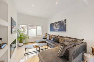 Woning, gerenoveerd met kleine tuin/terras.<br /><br /><strong>Indeling:</strong>
<ul>
	<li>GLV: inkomhal, woonkamer met salon en kantoorhoek, moderne keuken met ruime eethoek, gastentoilet en washoek.</li>
	<li>V1: 2 slaapkamers, badkamer.</li>
	<li>V2: grote 3e slaapkamer.</li>
</ul>
<br /><strong>Bijzonderheden:</strong>

<ul>
	<li>Verharde tuin, kelders </li>
	<li>Hoge plafonds, moderne vloeren en afwerking, Vernieuwde ramen, etc.</li>
	<li>Centrale ligging</li>
</ul>