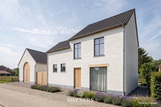Voor meer info en foto’s, surf naar www.swevers.be – Deze open bebouwing in de Herbroekstraat 12 in Kortessem biedt een unieke kans voor wie op zoek is naar ruimte, een groot perceel en de vrijheid om een woning volledig naar eigen smaak te renoveren. De woning uit 1962 beschikt over een bewoonbare oppervlakte van 204 m², een vernieuwd dak (2013) en vergunde plannen, waardoor u meteen aan de slag kan. Op het gelijkvloers vindt u een lichtrijke leefruimte van 33 m², een ruime keuken van bijna 28 m², twee multifunctionele kamers, een gastentoilet en de inkomhal. De eerste verdieping telt 2 slaapkamers waaronder een uitzonderlijk ruime kamer van ruim 40 m², een badkamer en een apart toilet. Daarnaast is er een tweede verdieping met extra mogelijkheden en een praktische kelder. Buiten geniet u van extra parkeergelegenheid en vooral van een prachtig perceel van 1.610 m² met een gunstige zuidwestoriëntatie en een groen, rustig uitzicht. Hier is alle ruimte voor een terras, tuin, speelzone of moestuin. De woning ligt in een rustige omgeving met winkels, scholen, openbaar vervoer en ontspanning op korte afstand, terwijl de snelweg vlot bereikbaar is. Een ideale eigendom voor wie een renovatieproject zoekt met een sterke basis, veel potentieel en een uitstekende ligging. Voor meer informatie, bel 011 255 155. Bron bewoonbare oppervlakte: EPC – verslag. Dit pand is onderworpen aan de renovatieverplichting van de Vlaamse overheid voor residentiële gebouwen (behoudens bij sloop binnen 5 jaar na de aankoop). Consulteer voor meer informatie de website van het Vlaams Energie- en Klimaatagentschap via https://www.vlaanderen.be/een-huis-of-appartement-kopen/renovatieverplichting-voor-residentiele-gebouwen.