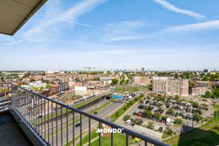 Aan de begeerde Kruishofstraat in Wilrijk vindt u dit schitterende, totaal gerenoveerde appartement (100 m²). Gerenoveerd van kop tot teen...
