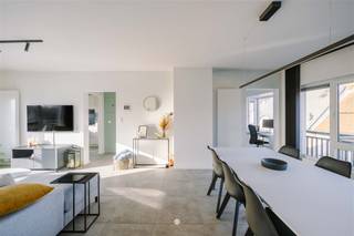 Op zoek naar een lichtrijk en instapklaar appartement te koop in het centrum van Buggenhout? Ontdek dan zeker dit pareltje! De belangrijkste troeven...