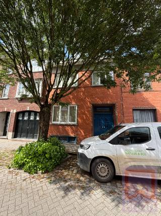 In het centrum van Turnhout vinden we deze karaktervolle woning in art-decostijl, met 4 slaapkamers, volledige kelderverdieping, aangenaam leefterras en groene stadstuin op een perceel van 195 m².<br /><br />De woning beschikt over een ruime inkomhal, leefruimte, eetkamer, keuken en 2 toiletten. Achteraan is er toegang tot het leefterras en de gezellige tuin. De achterzijde van het perceel is bovendien mogelijks bereikbaar via een achterliggende parking, wat een extra praktische troef kan vormen.<br /><br />Op de verdiepingen bevinden zich 4 slaapkamers en een badkamer met ligbad. Daarnaast is de woning volledig onderkelderd, ideaal als berging, hobbyruimte of technische ruimte.<br />De woning heeft heel wat charme en renovatiepotentieel. Er werden reeds nieuwe ramen geplaatst en ook de platte daken werden vernieuwd met roofing en isolatie.<br /><br />Troeven:<br />✅ Art-decostijl met karakter<br />✅ Centrumligging in Turnhout<br />✅ 4 slaapkamers<br />✅ Ruime inkomhal, leefruimte en eetkamer<br />✅ 2 toiletten<br />✅ Badkamer met ligbad<br />✅ Volledig onderkelderd<br />✅ Leefterras en groene stadstuin<br />✅ Achterzijde mogelijks bereikbaar via achterliggende parking<br />✅ Perceel van 195 m²<br />✅ Recent vernieuwde ramen<br />✅ Platte daken vernieuwd en geïsoleerd<br /><br />Technische info:<br />EPC: 508 kWh/m² jaar – label F, renovatieverplichting van toepassing.<br />Elektrische installatie niet conform.<br />Asbestattest in opmaak.<br />P-score: B | G-score: B.<br />Gelegen in woongebied.<br /><br />Een ideale woning voor wie houdt van authentieke architectuur en de kans zoekt om een ruime stadswoning met karakter volledig naar eigen smaak te renoveren.
