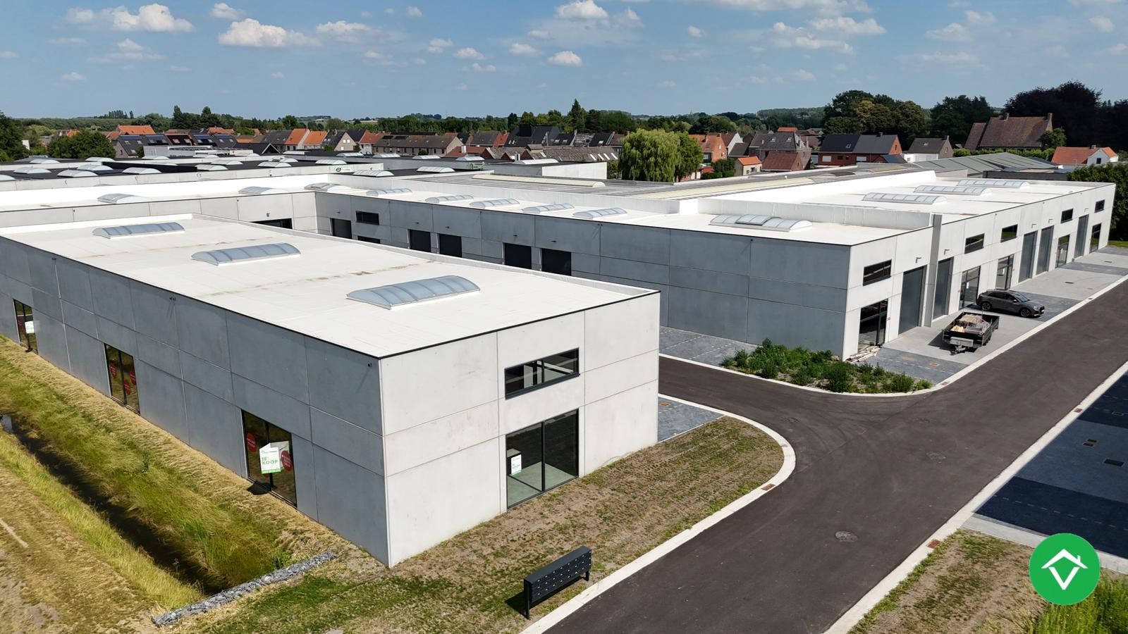 Loods te koop – 225 m² met 3 parkeerplaatsen inbegrepen op de industriezone te Ichtegem - foto 5