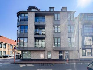 Dit lichtrijk hoekappartement met twee volwaardige slaapkamers is ideaal gelegen in het hart van Knokke, op wandelafstand van de...