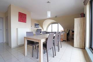 Centraal gelegen appartement met 1 slaapkamer nabij allerlei handelszaken.De woonst bevindt zich op de derde en laatste verdieping waar je kan...